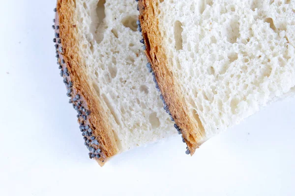 Кусок Хлеба Белом Кухонном Столе Хлеб Семян Мака Разрезанных Куски — стоковое фото