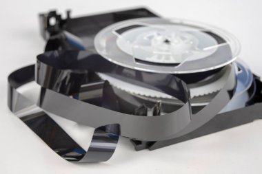 Unwound kaset eski Vhs kaset. Bozuk veri orta eski ev görüntü ve ses kayıt aygıtı için. Beyaz arka plan.