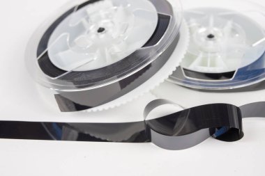 Unwound kaset eski Vhs kaset. Bozuk veri orta eski ev görüntü ve ses kayıt aygıtı için. Beyaz arka plan.