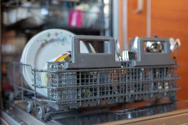 Bulaşık makinesi yemekleri ile dolu. Mutfak aletleri ev yapımı hane yararlı. Yer - müstakil bir evde mutfak.