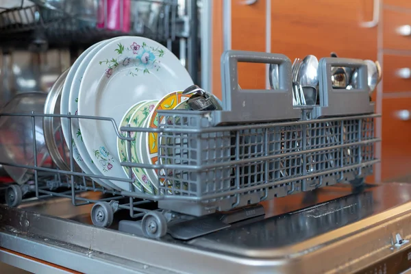 Mesin Cuci Piring Diisi Dengan Piring Peralatan Dapur Membantu Dalam — Stok Foto