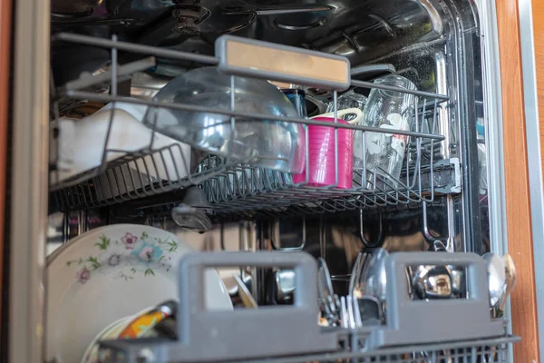 Mesin Cuci Piring Diisi Dengan Piring Peralatan Dapur Membantu Dalam — Stok Foto