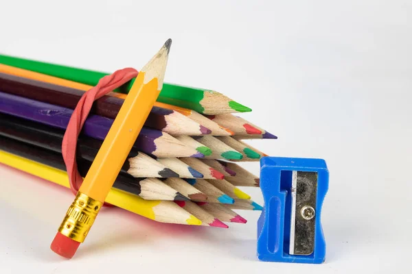 Lápis Sobre Uma Mesa Branca Material Escolar Usado Aulas Arte — Fotografia de Stock