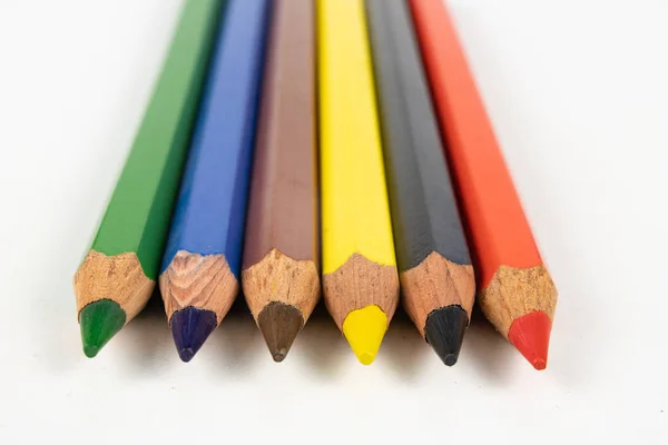 Buntstifte Auf Einem Weißen Tisch Schulmaterial Das Kunstunterricht Verwendet Wird — Stockfoto
