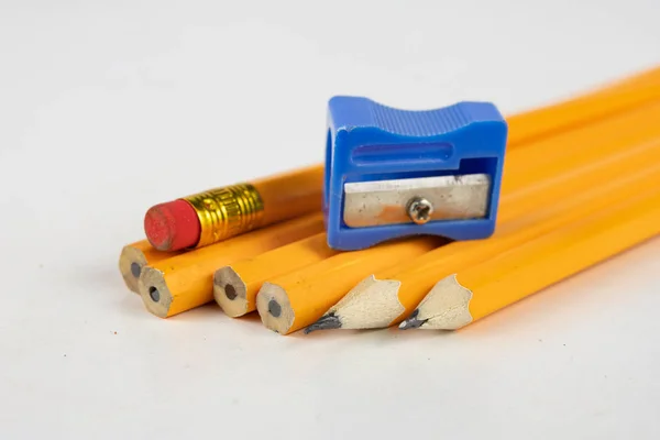 Des Crayons Sur Une Table Blanche Fournitures Scolaires Utilisées Dans — Photo