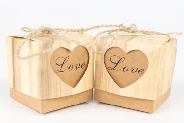 Kutuları kelime ile beyaz bir masada seviyorum. Kes şunu bir kalbi olan bir kutu içinde bir hediye. Beyaz arka plan.