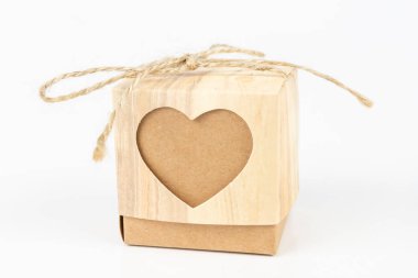 Kutuları kelime ile beyaz bir masada seviyorum. Kes şunu bir kalbi olan bir kutu içinde bir hediye. Beyaz arka plan.