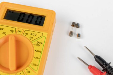 Aygıtlar ve elektrik alıcıları için sigorta. Elektronik için yedek parçaları ve aksesuarları. Açık renkli.