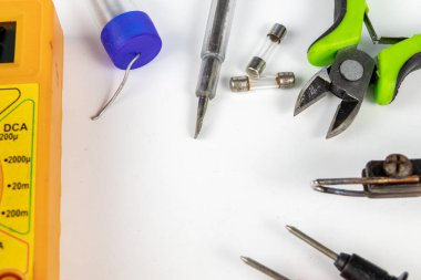 Aygıtlar ve elektrik alıcıları için sigorta. Elektronik için yedek parçaları ve aksesuarları. Açık renkli.