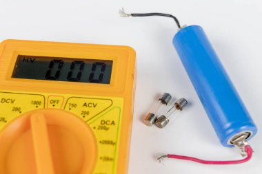 Aygıtlar ve elektrik alıcıları için sigorta. Elektronik için yedek parçaları ve aksesuarları. Açık renkli.