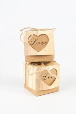 Kutuları kelime ile beyaz bir masada seviyorum. Kes şunu bir kalbi olan bir kutu içinde bir hediye. Beyaz arka plan.