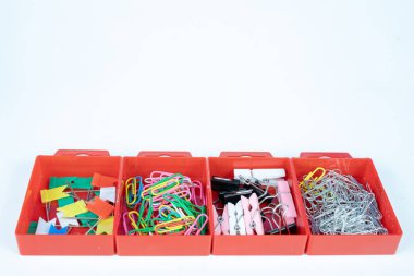 Ofis malzemeleri beyaz bir tablo. Ataç ve ofis kullanımı için klipleri. Beyaz arka plan.