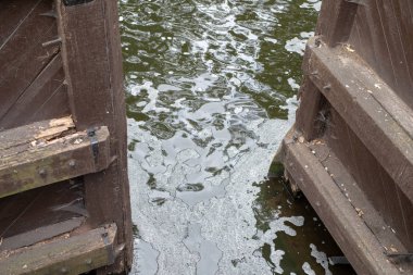 Eski Orta Avrupa'da kanalında yıkamak. Ahşap Barajı Nehri üzerinde. Sezon sonbahar.