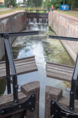 Eski Orta Avrupa'da kanalında yıkamak. Ahşap Barajı Nehri üzerinde. Sezon sonbahar.