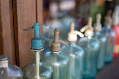 Eski siphons soda su için. Geçen yüzyıldan kalma ev aksesuarları kenarında ayarlayın. Sezon sonbahar.