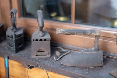 Eski ütüler Ütü keten için. Geçen yüzyıldan kalma ev aksesuarları kenarında ayarlayın. Sezon sonbahar.