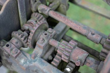 Eski paslı vites. Tarımsal ekipman dişli tekerlekleri. Sezon sonbahar.