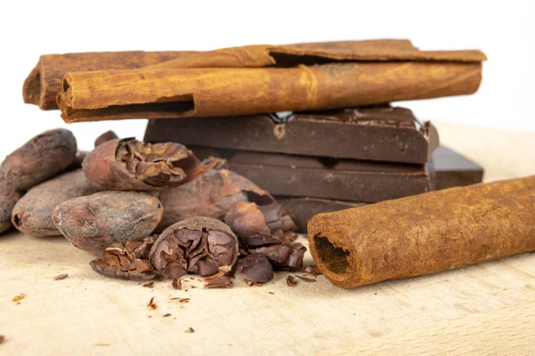 Ízletes Sötét Csokoládé Kakaó Bab Egy Fehér Tábla Édességek Desszertek — Stock Fotó