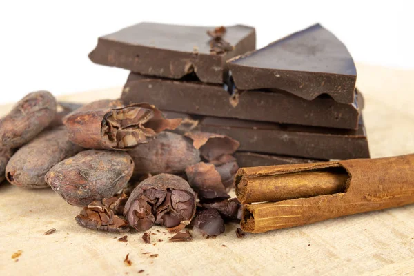 Ízletes Sötét Csokoládé Kakaó Bab Egy Fehér Tábla Édességek Desszertek — Stock Fotó