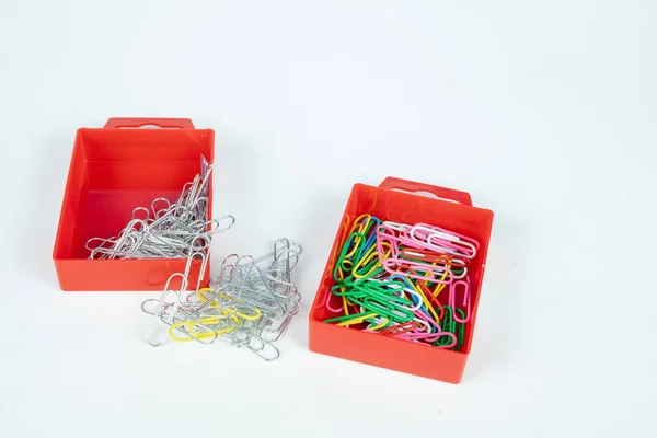 Kantoorbenodigdheden Een Witte Tafel Paperclips Clips Voor Gebruik Kantoor Witte — Stockfoto