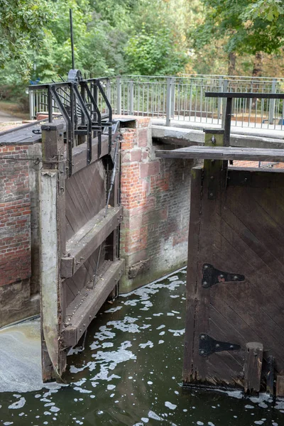 Alte Schleuse Kanal Mitteleuropa Ein Hölzerner Damm Fluss Herbstzeit — Stockfoto