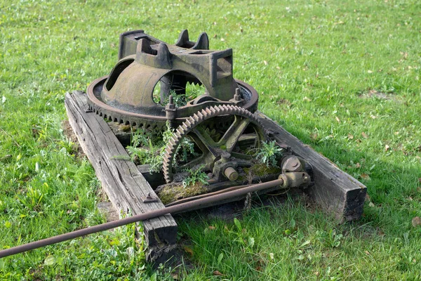 古いさびた歯車 農業機械の歯車 秋のシーズン — ストック写真