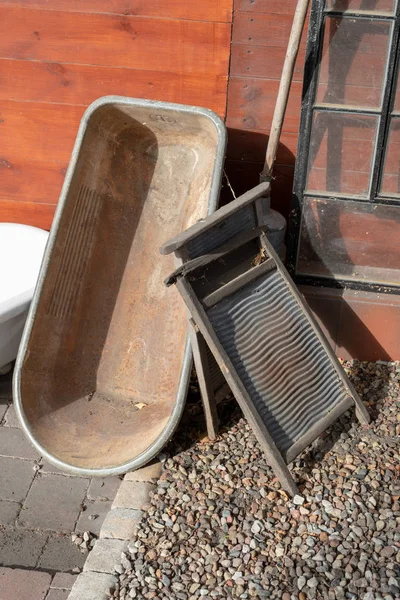 Vieja Bañera Metal Basada Una Pared Madera Accesorios Para Higiene — Foto de Stock