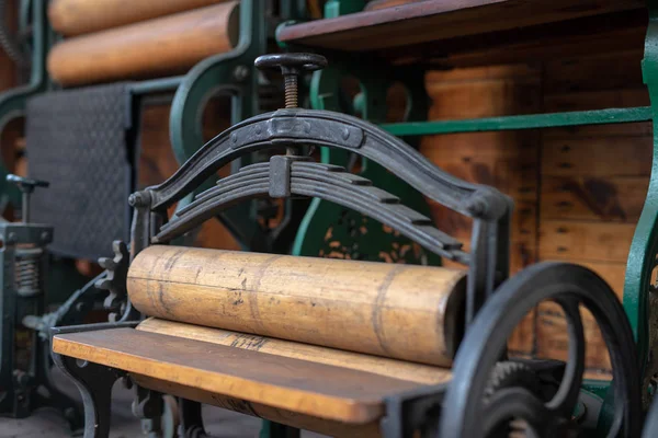 Oude Mangel Voor Huishoudelijk Werk Apparaten Die Huishoudelijk Werk Een — Stockfoto