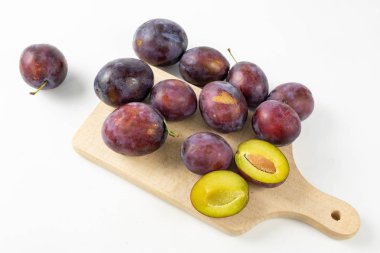 Taze erik reçeli için hazırlanmış. Lezzetli meyve mutfak ahşap bir gemide. Beyaz arka plan.