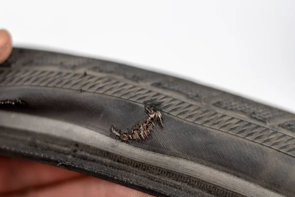 Dövülmüş Bisiklet Lastik Atölyesinde Bir Bisiklet Tekerleği Bir Çivi Ile — Stok fotoğraf