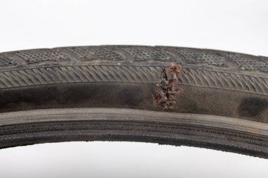 Dövülmüş Bisiklet lastik atölyesinde. Bir bisiklet tekerleği bir çivi ile deldi. Açık renkli.