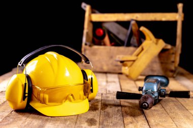 Aksesuarları ile marangoz olarak kutu. Marangozluk aletleri içinde Ahşap Atölyesi tablo üzerinde bir krater. Koyu arka plan.