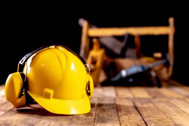 Aksesuarları ile marangoz olarak kutu. Marangozluk aletleri içinde Ahşap Atölyesi tablo üzerinde bir krater. Koyu arka plan.