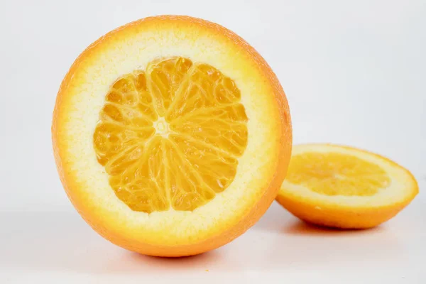 Skalade Orange Med Mycket Tjock Hud Ett Vitt Köksbord Citrus — Stockfoto