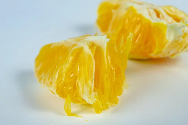 在白色厨房桌子上去皮的橙色 皮肤很厚 Citruses 准备甜点 白色背景 — 图库照片