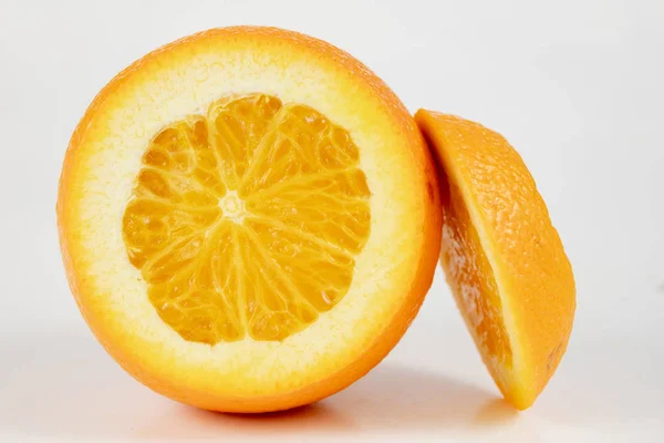 Oloupané Oranžová Velmi Silnou Kůži Bílé Kuchyňském Stole Citrusům Pro — Stock fotografie