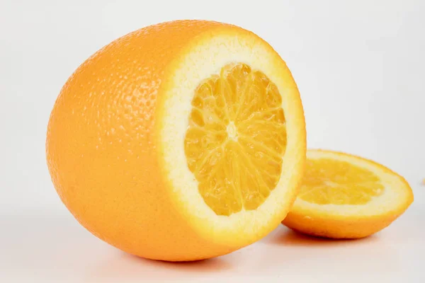 Geschälte Orange Mit Sehr Dicker Haut Auf Einem Weißen Küchentisch — Stockfoto