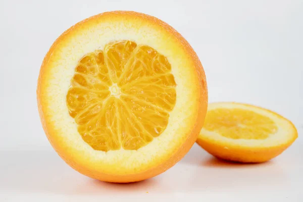 Laranja Descascada Com Pele Muito Grossa Uma Mesa Cozinha Branca — Fotografia de Stock