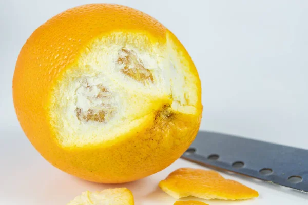 Laranja Descascada Com Pele Muito Grossa Uma Mesa Cozinha Branca — Fotografia de Stock