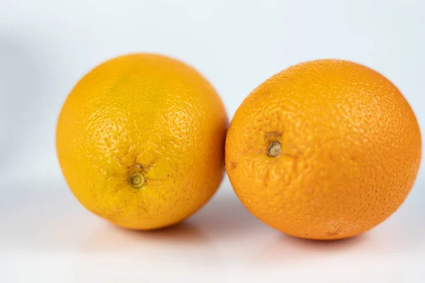 Laranja Descascada Com Pele Muito Grossa Uma Mesa Cozinha Branca — Fotografia de Stock