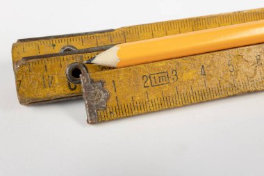 Ölçü ve kalem beyaz atölye masada. Araçlar bir doğrama atölyesinde. Beyaz arka plan.