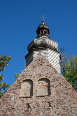 Ahşap bir kule ile eski şapel. Orta Avrupa'da bir kırmızı tuğla kilise. Sezon sonbahar.