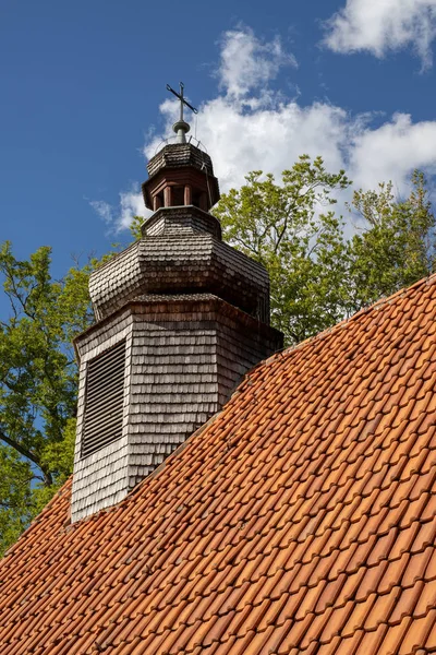 Antigua Capilla Con Torre Madera Una Iglesia Ladrillo Rojo Europa — Foto de Stock