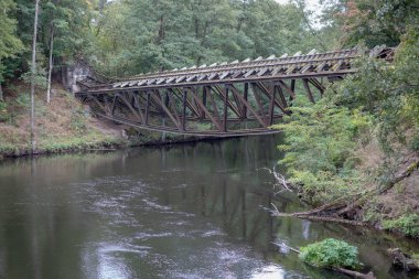 Eski demiryolu Köprüsü Nehri üzerinde yok. Demiryolu geçişi lağımcılar Orta Avrupa'da tarafından üflenir. Sezon sonbahar.