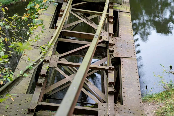 Stary Zniszczony Most Kolejowy Nad Rzeką Przejazd Kolejowy Wysadzony Powietrze — Zdjęcie stockowe