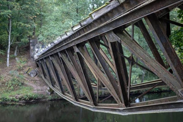 Stary Zniszczony Most Kolejowy Nad Rzeką Przejazd Kolejowy Wysadzony Powietrze — Zdjęcie stockowe