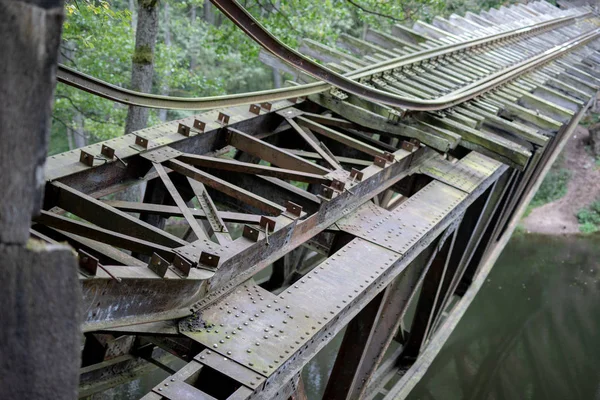 古いは 川に架かる鉄道橋を破壊しました 中央ヨーロッパの工兵によって爆破の踏切 秋のシーズン — ストック写真