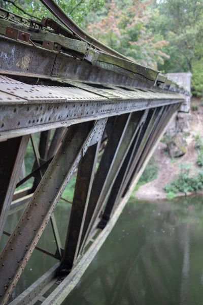 Das Alte Fachwerk Der Eisenbahnbrücke Stahlkonstruktion Durch Nieten Verbunden Herbstzeit — Stockfoto