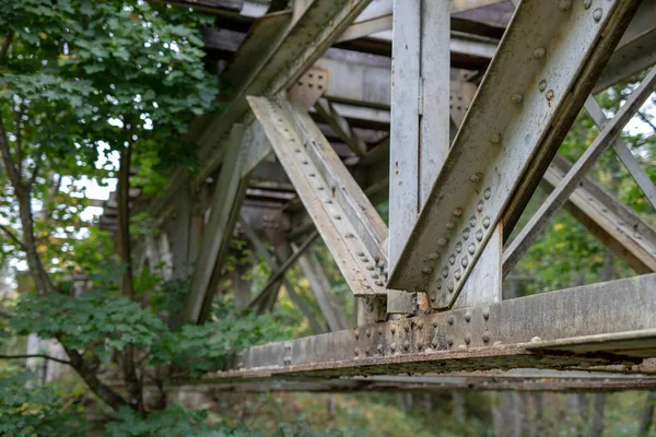 Stary Kratownicy Mostu Kolejowego Konstrukcji Stalowej Połączonych Nitami Sezon Jesień — Zdjęcie stockowe