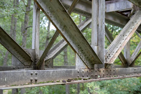 铁路桥的旧桁架 钢结构由铆钉连接 秋天的季节 — 图库照片